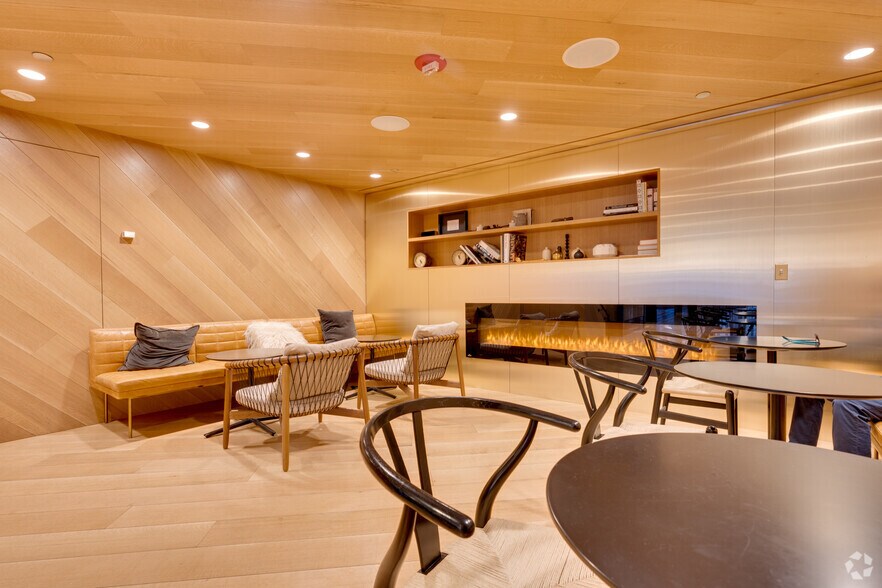 More Photos Of 121 W Wacker Dr, Chicago Office For Sale