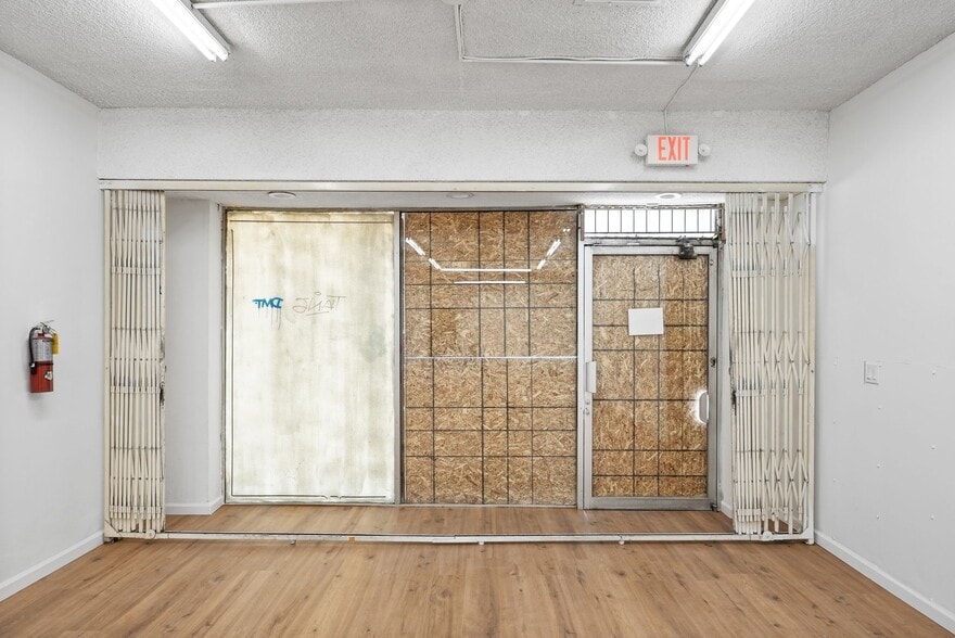 More Photos Of 19621-19623 1/2 Ventura Blvd, Tarzana Storefront Retail Residential For Sale