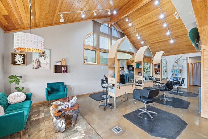 More Photos Of 249 NW 6th St, Redmond Storefront Retail Office For Lease