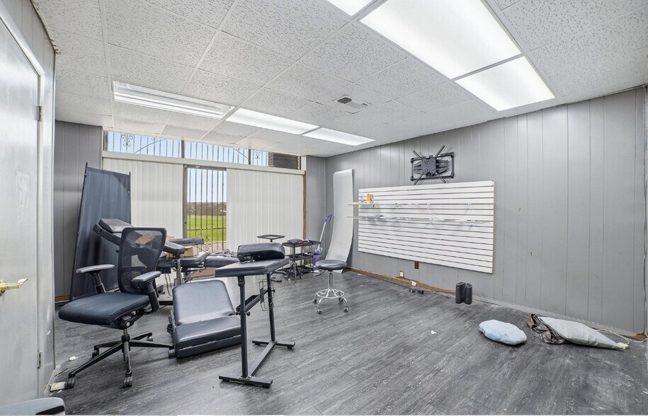 More Photos Of 2908 11th St, Dallas Office For Sale