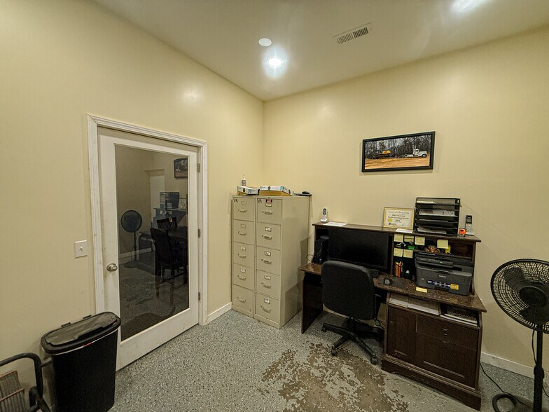 More Photos Of 5050 US-79, Paris Warehouse For Sale