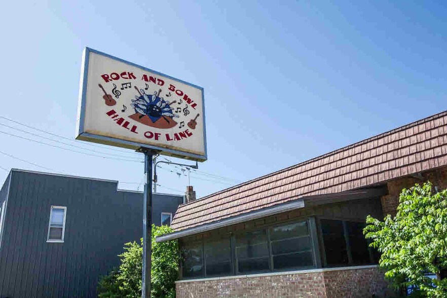 Primary Photo Of 501-511 E Racine St, Jefferson Bowling Alley For Sale