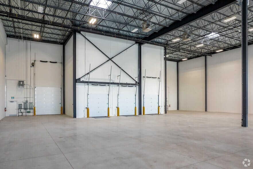 More Photos Of 180-190 Allstate Pky, Markham Distribution For Sale