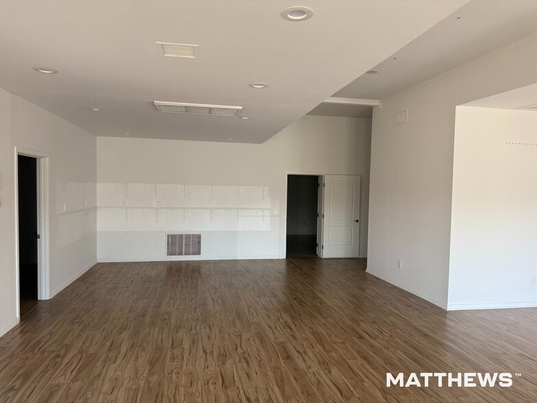 More Photos Of 7443 E Butherus Dr, Scottsdale Warehouse For Lease