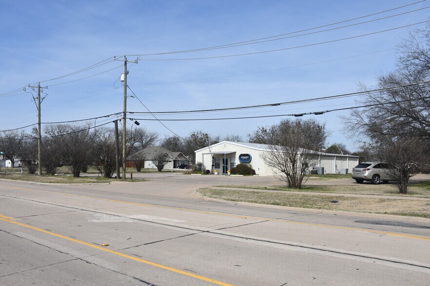More Photos Of 901 Elm St, McKinney Flex For Sale