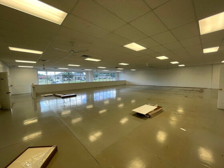 More Photos Of 2018 Maxwell Ave, Evansville Storefront For Sale