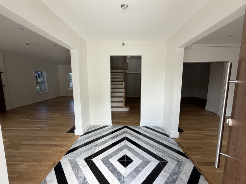 More Photos Of 3201 NE Peachtree Rd, Atlanta Freestanding For Lease