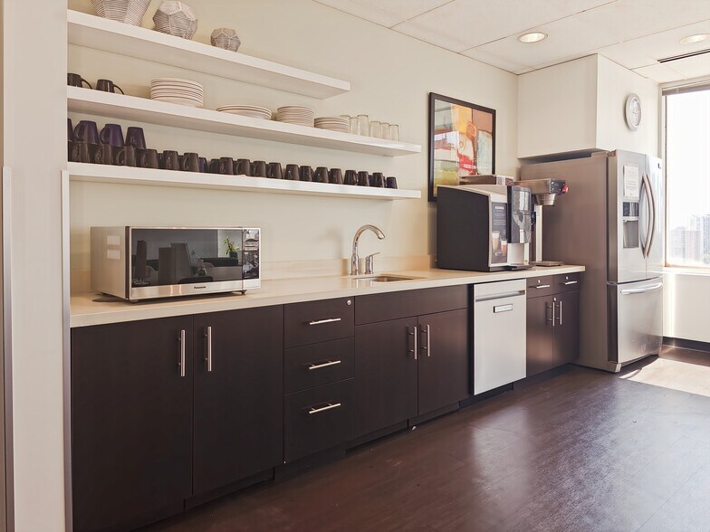 More Photos Of 90 Burnhamthorpe Rd W, Mississauga Coworking Space