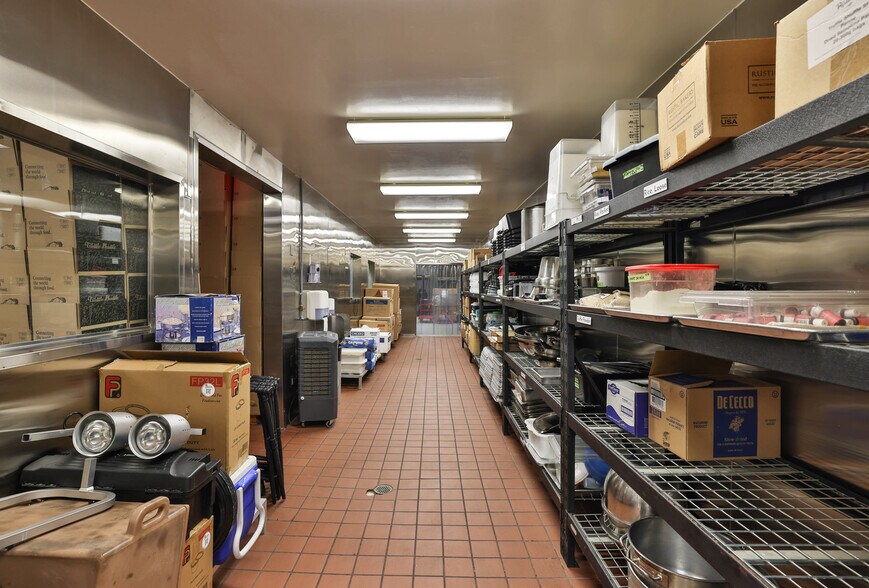 More Photos Of 707 Douglas Ave, Oakland Manufacturing For Lease