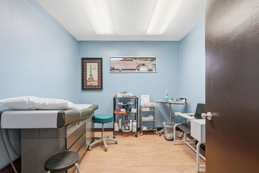 More Photos Of 516 Lakeview Rd, Clearwater Medical For Lease