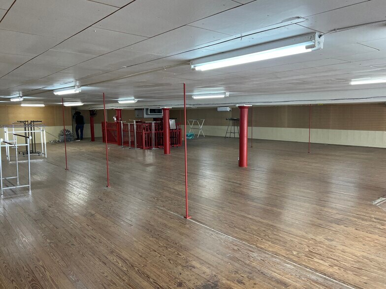 More Photos Of 110 E Chambers St, Cleburne General Retail For Sale