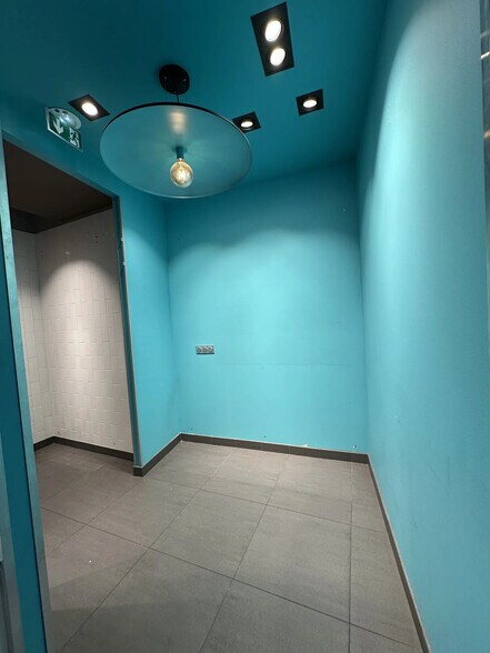 More Photos Of 97 Rue Raymond Losserand, Paris Flex For Lease