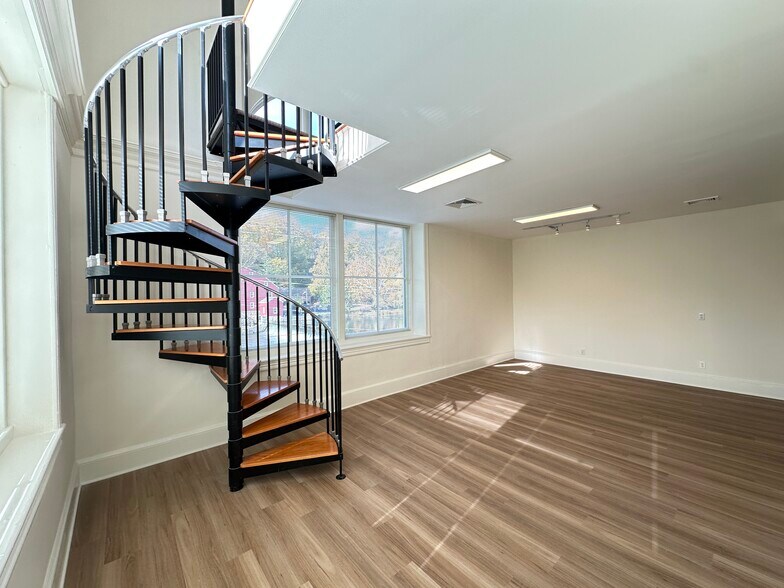 More Photos Of 44 Main St, Clinton Office For Lease