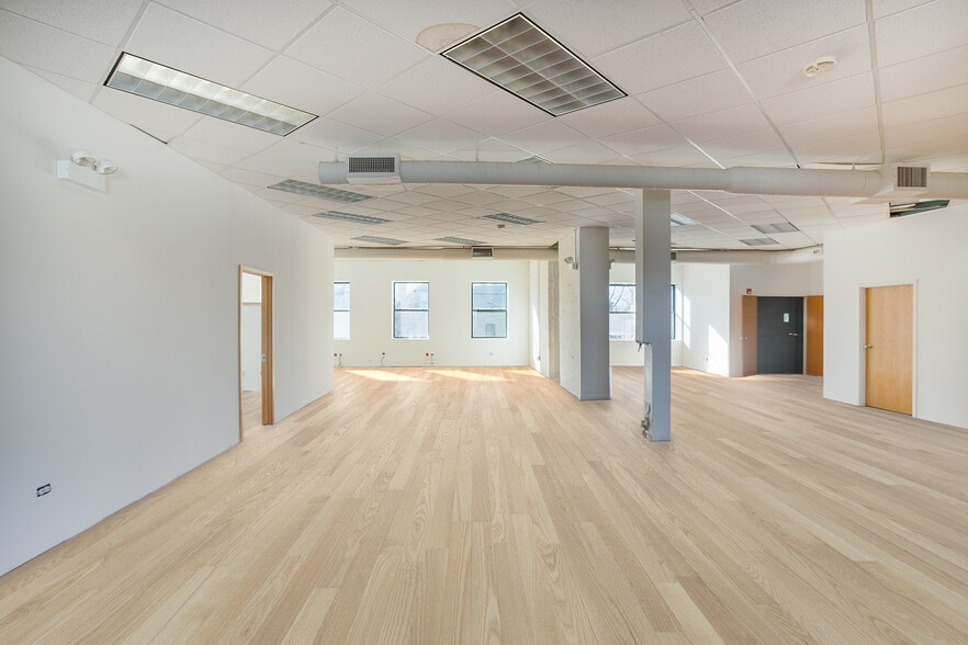 More Photos Of 2125 W North Ave, Chicago Storefront Retail Office For Lease