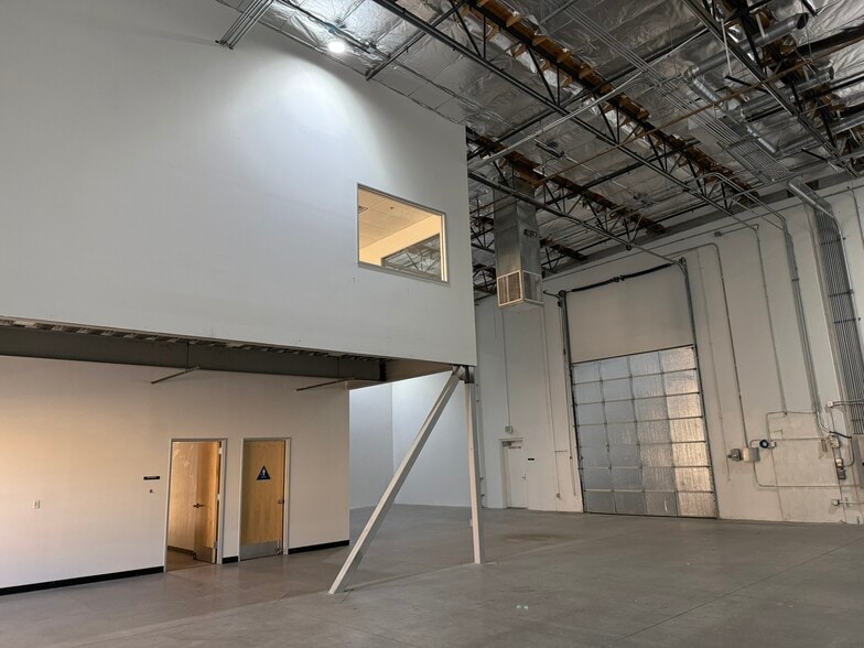 More Photos Of 34500 Gateway Dr, Palm Desert Warehouse For Lease