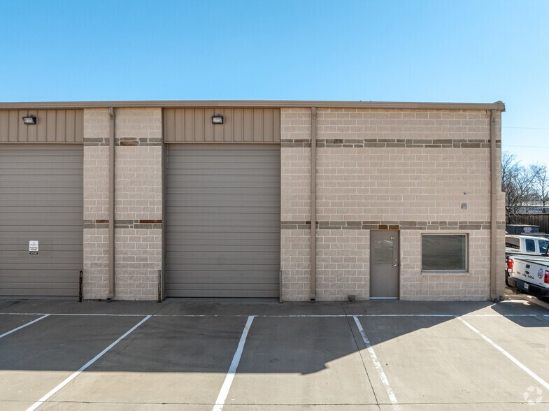 More Photos Of 207 King Rd, Frisco Warehouse For Lease