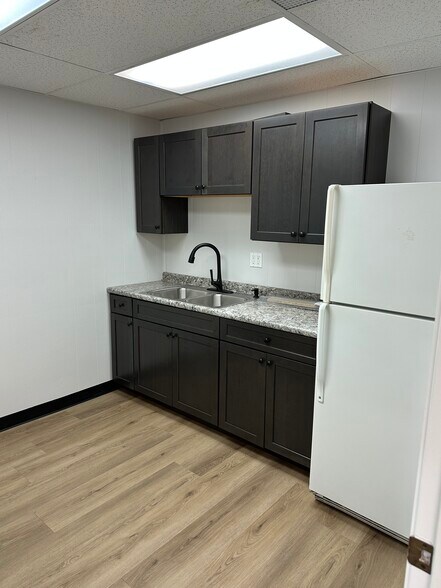 More Photos Of 4911 Industrial Rd, Fort Wayne Warehouse For Lease