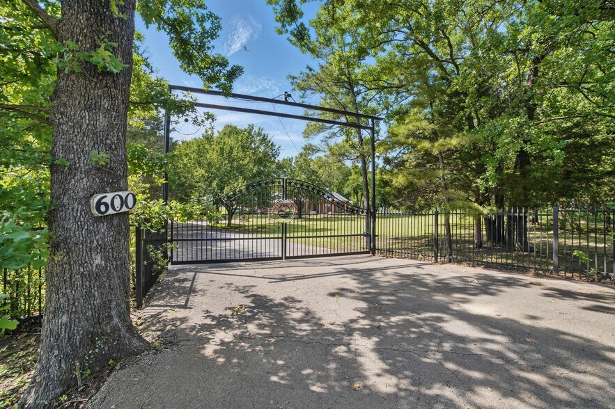 More Photos Of 610 W Simonds Rd, Seagoville Flex For Sale