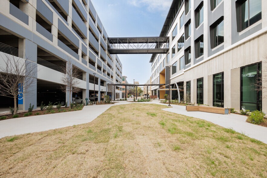 More Photos Of 1401 Philomena St, Austin Medical For Lease