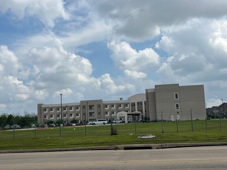 More Photos Of 6913 Pavilion Dr, Houston Assisted Living For Lease