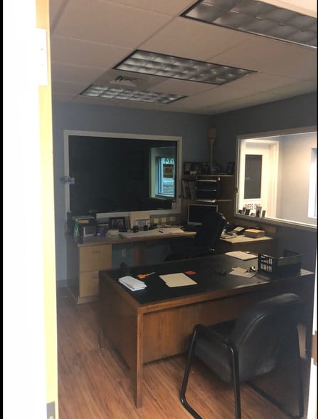 More Photos Of 160 S Turnpike Rd, Wallingford Light Distribution For Lease