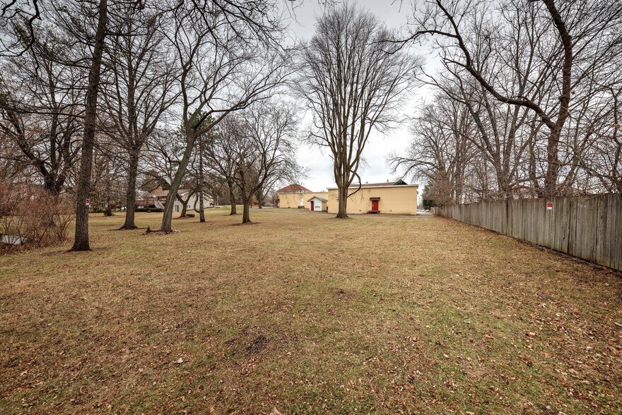 More Photos Of 890 Lake Ave, Woodstock General Retail For Sale