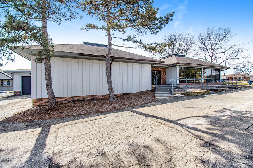 More Photos Of 18340 Middlebelt Rd, Livonia Office For Sale