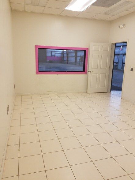 More Photos Of 16517 Bull Church Rd, Woodford Warehouse For Lease