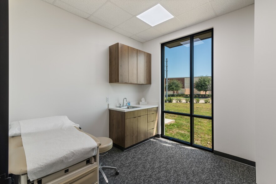 More Photos Of 7102 Tarrington Ave, Sugar Land Medical For Sale