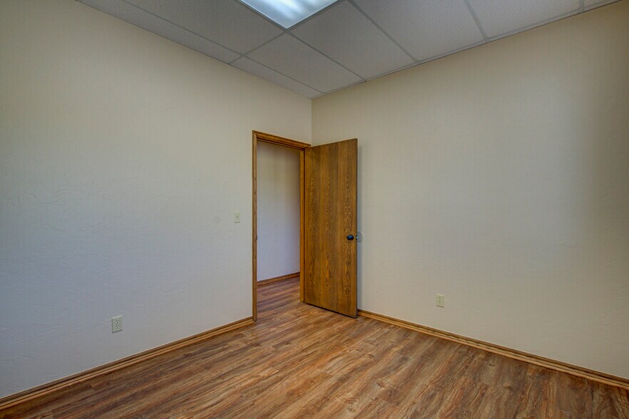 More Photos Of 2830 NW 32nd St, Newcastle Office For Sale