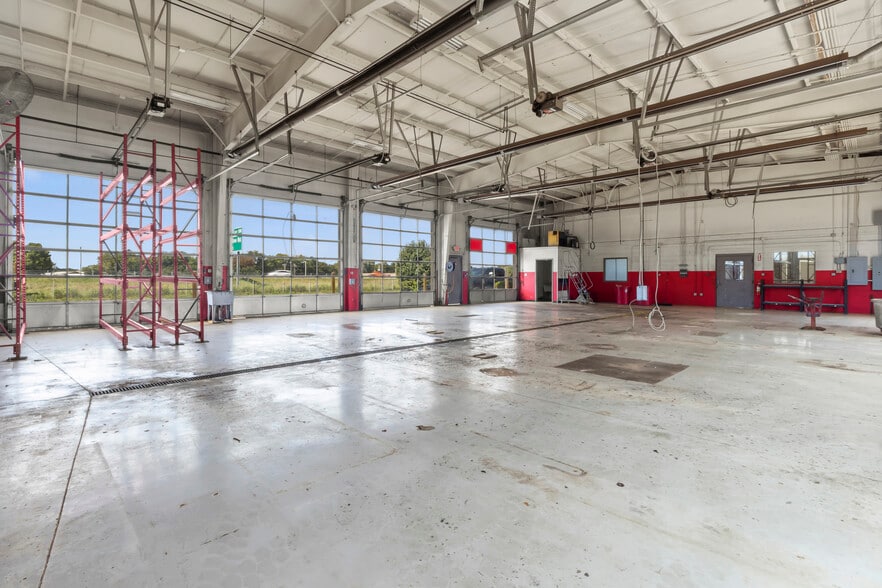 More Photos Of 326 Western Blvd, Greenwood Industrial For Lease