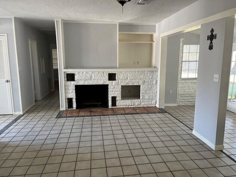 More Photos Of 1007 Meyer St, Sealy Multifamily For Sale