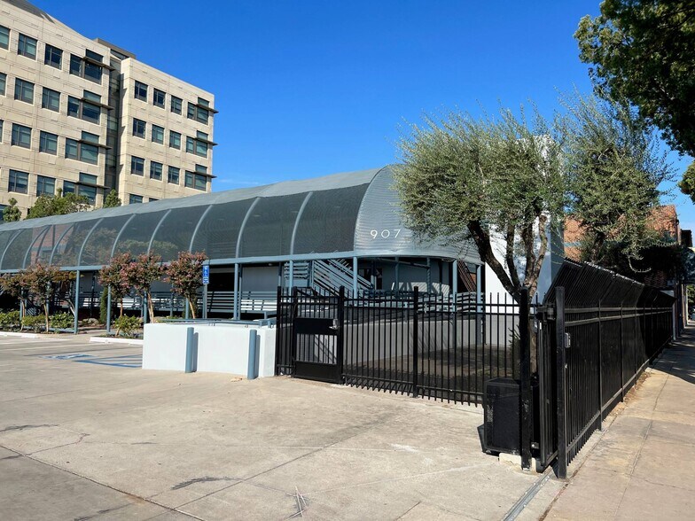 Primary Photo Of 907-911 Santa Fe Ave, Fresno Flex For Lease
