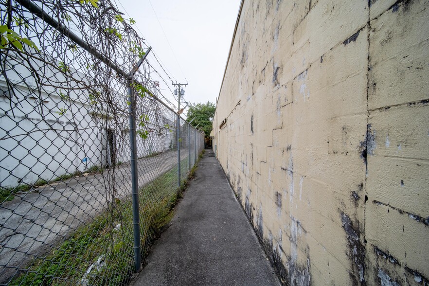 More Photos Of 1040 E 26th St, Hialeah Warehouse For Sale