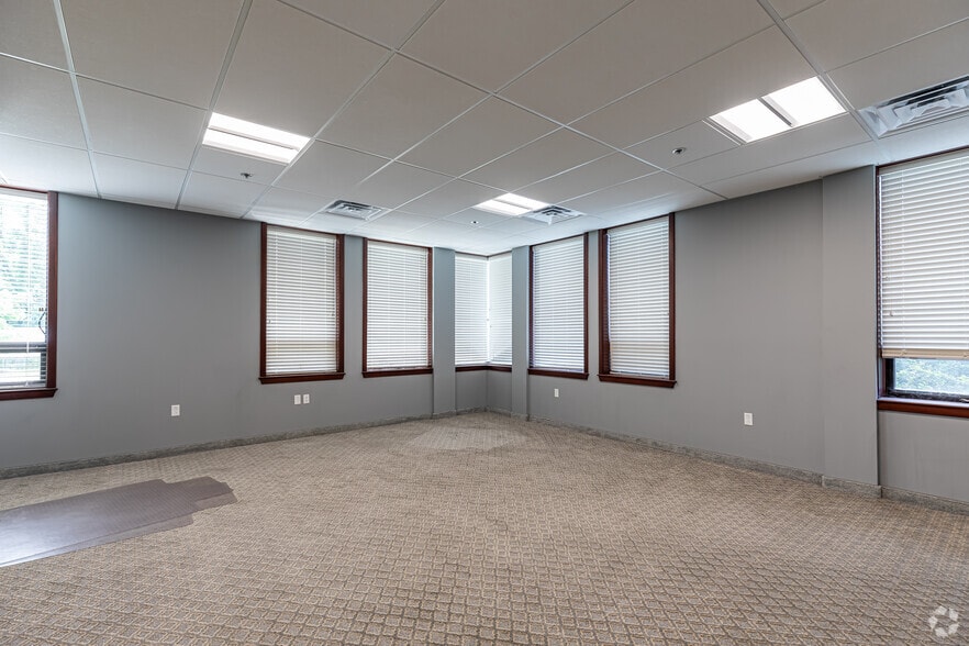 More Photos Of 215 Moody Rd, Enfield Manufacturing For Lease