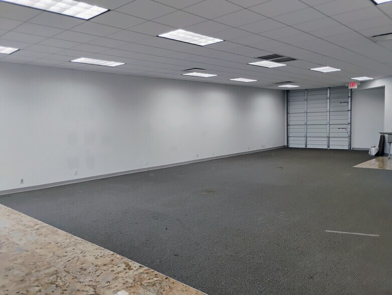 More Photos Of 6699 Portwest Dr, Houston Showroom For Lease