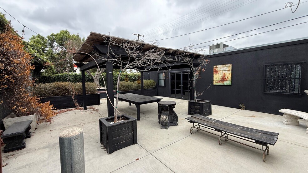 More Photos Of 3717 W Jefferson Blvd, Los Angeles Showroom For Lease