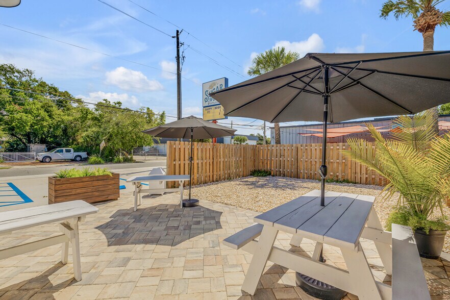 More Photos Of 218 N Orange St, New Smyrna Beach Freestanding For Sale