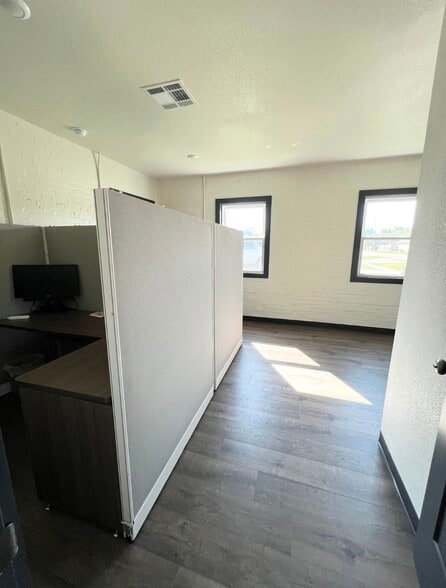 More Photos Of 902 S Broadway St, La Porte Office For Sale