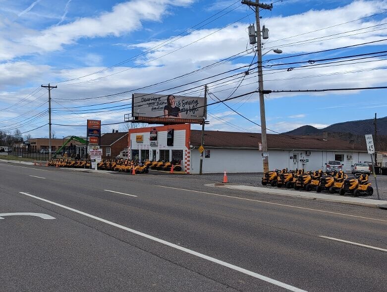 More Photos Of 3954 W Main St, Salem Freestanding For Lease