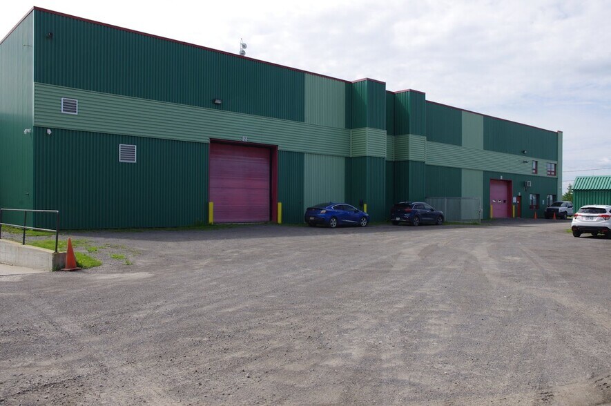 Primary Photo Of 31 Rue De La Coopérative, Rigaud Department Store For Lease
