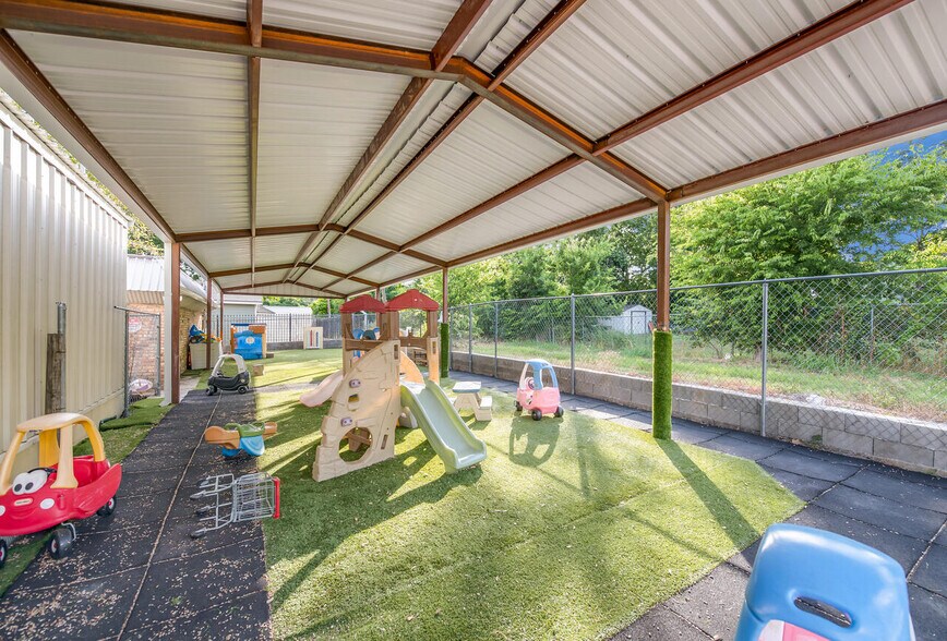 More Photos Of 2000 N 25th St, Waco Daycare Center For Sale