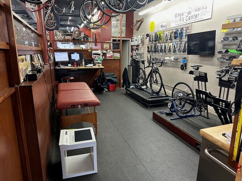 More Photos Of 117 N Main St, Crystal Lake General Retail For Sale