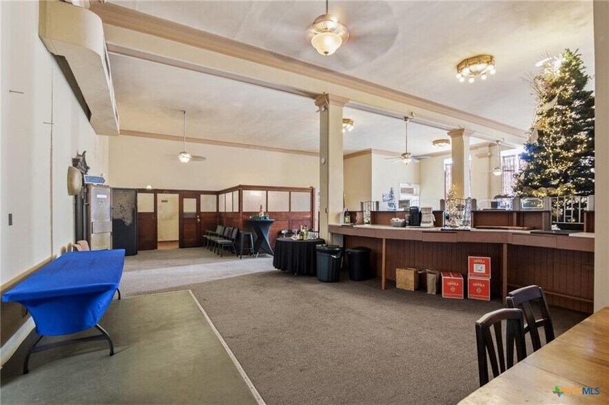 More Photos Of 207 W Grand Ave, Yoakum Flex For Sale