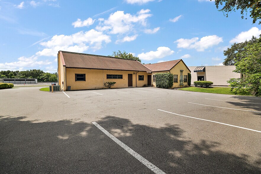 More Photos Of 400 Webster St, Leesburg Office For Lease
