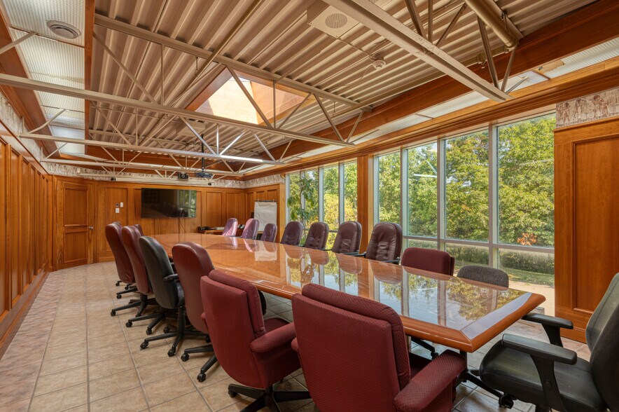 More Photos Of 274 Rue Saint-Louis, Warwick Manufacturing For Sale