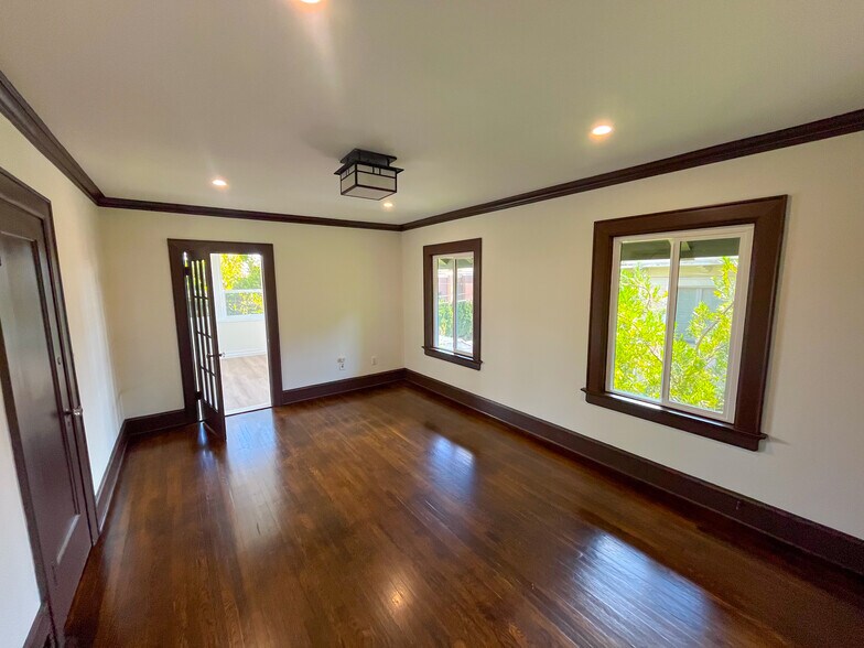 More Photos Of 658 S Bronson Ave, Los Angeles Office Residential For Sale