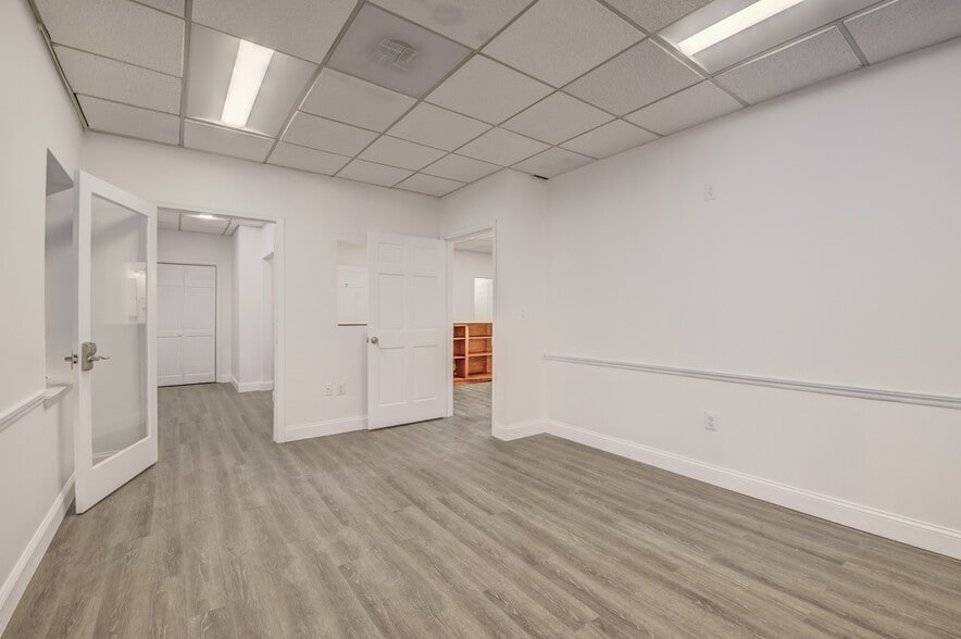 More Photos Of 4609 Pinecrest Office Park Dr, Alexandria Medical For Sale