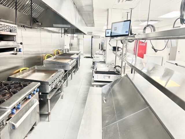 More Photos Of 1002 E Newport Center Dr, Deerfield Beach Flex For Lease