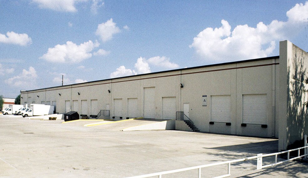 More Photos Of 16502-16514 Air Center Blvd, Houston Warehouse For Lease